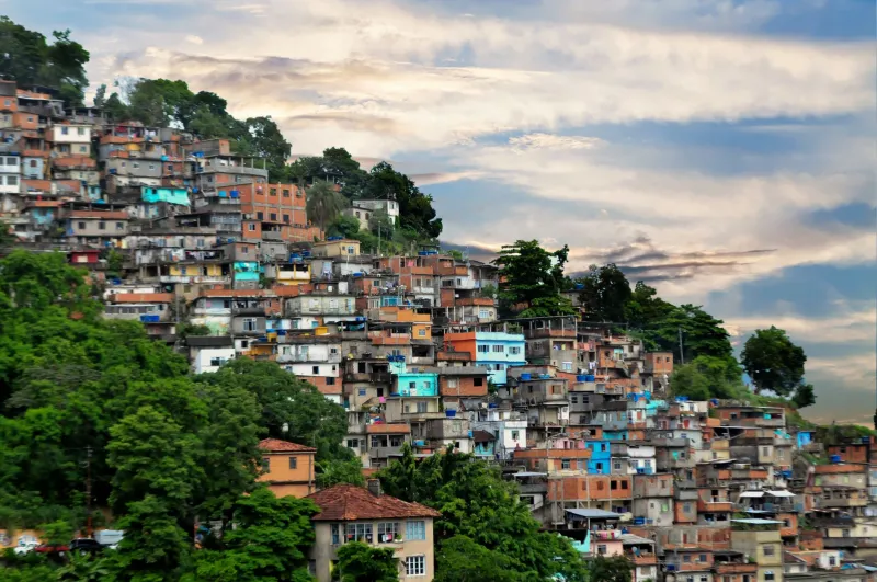 Solo, Água e Estrutura: O Que Todo Comprador Deve Saber Sobre Fundações e Drenagem em Imóveis na Serra