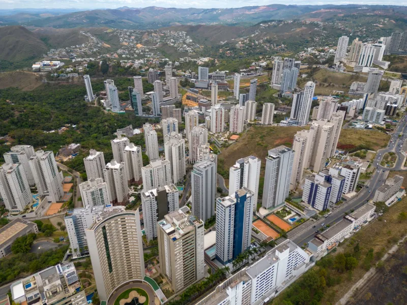 O Peso dos Grandes Vizinhos: Como Propriedades de Alto Padrão ao Redor Influenciam Seu Imóvel na Serra