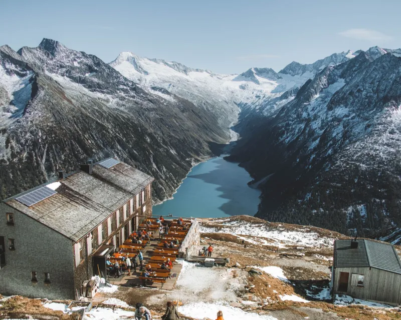 Painéis Solares na Serra: Como a Altitude e o Clima da Região Transformam Energia em Economia e Valorização Patrimonial